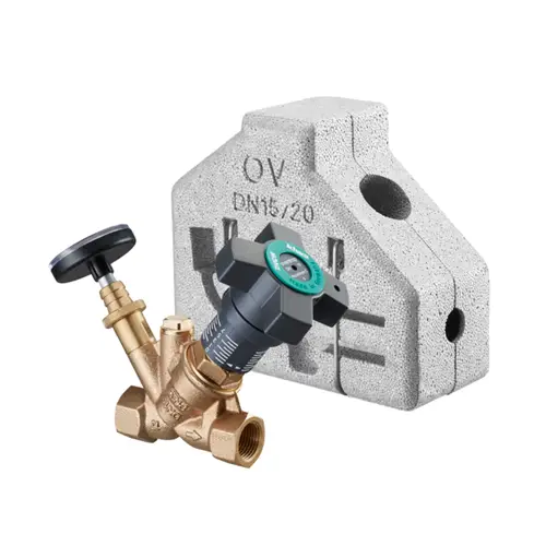 Ein statisches Regelventil aus Messing mit einem Kontrollrad und einem grauen Betonsockel für die Trinkwasserhygiene.